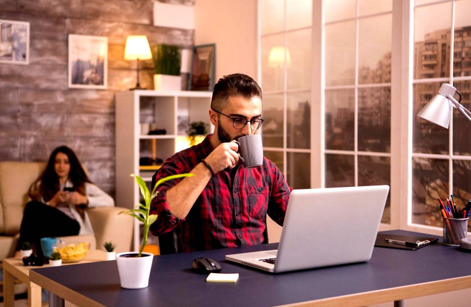 Équipe d'analystes financiers travaillant sur des modèles de recherche avancés