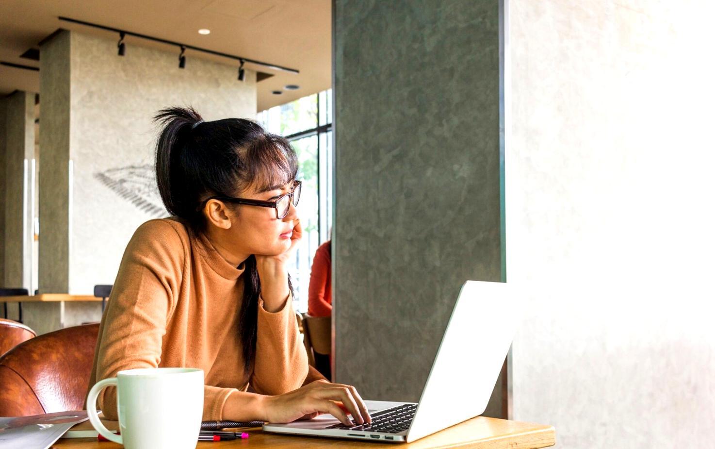 Bureau de recherche financière avec des analystes travaillant sur des données de marché