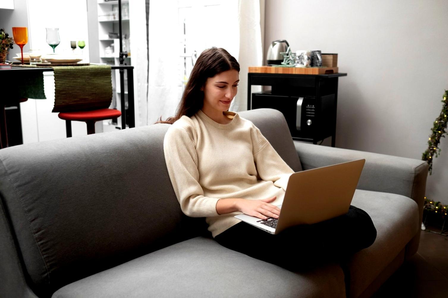 Salle de formation ephralontiq avec participants apprenant les méthodes de recherche financière